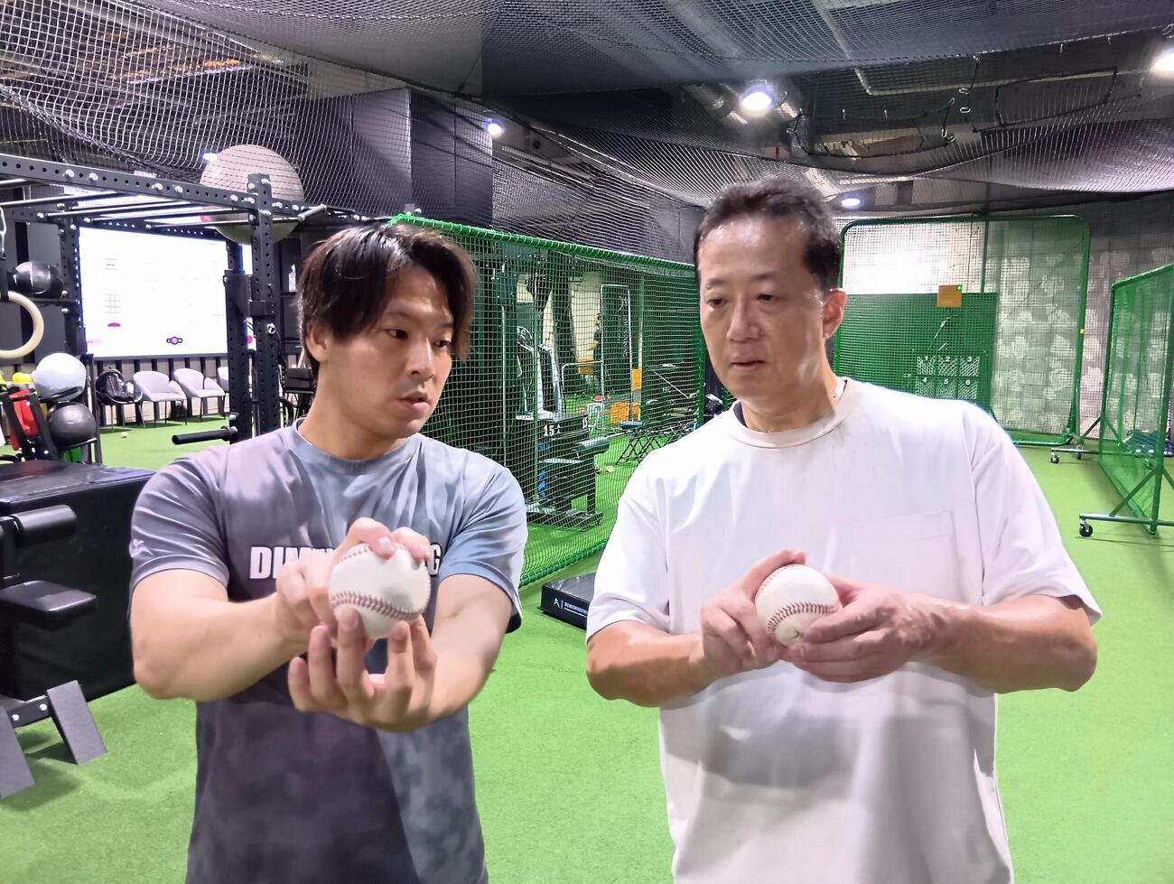 「DIMENSIОNING」の佐藤トレーナー（左）から、握りとリリースのコツを教わる小澤秀寿さん