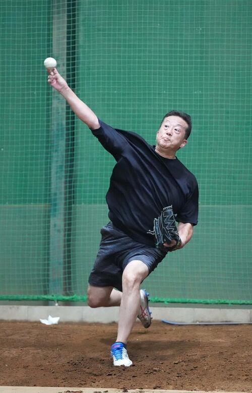 不慣れな傾斜のあるマウンドから投球練習する小澤秀寿さん（撮影・小沢裕）