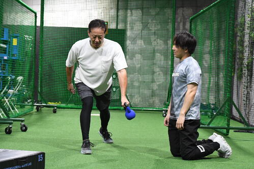「DIMENSIОNING」の佐藤トレーナー（右）から下半身強化の練習方法を教わる小澤秀寿さん