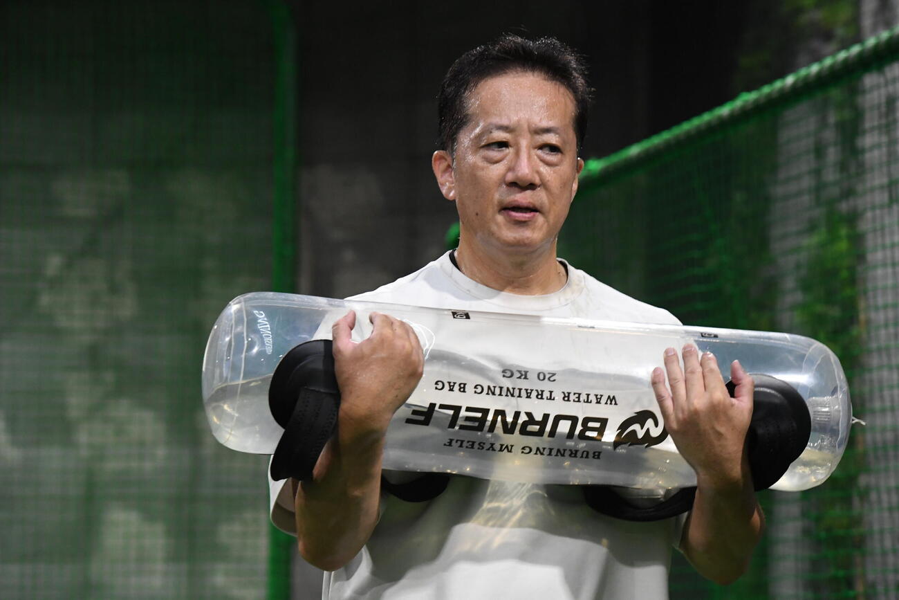 真剣な表情でトレーニングに臨む小澤秀寿さん