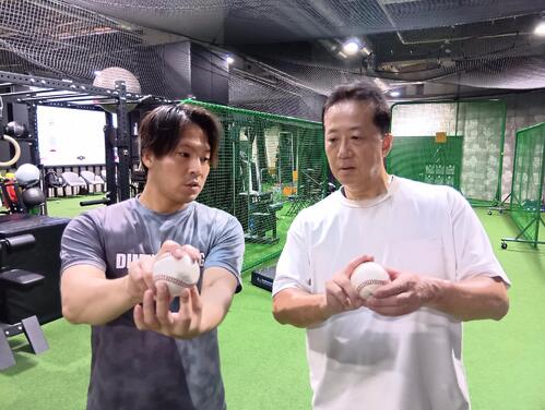 「DIMENSIОNING」の佐藤トレーナー（左）から、握りとリリースのコツを教わる小澤秀寿さん