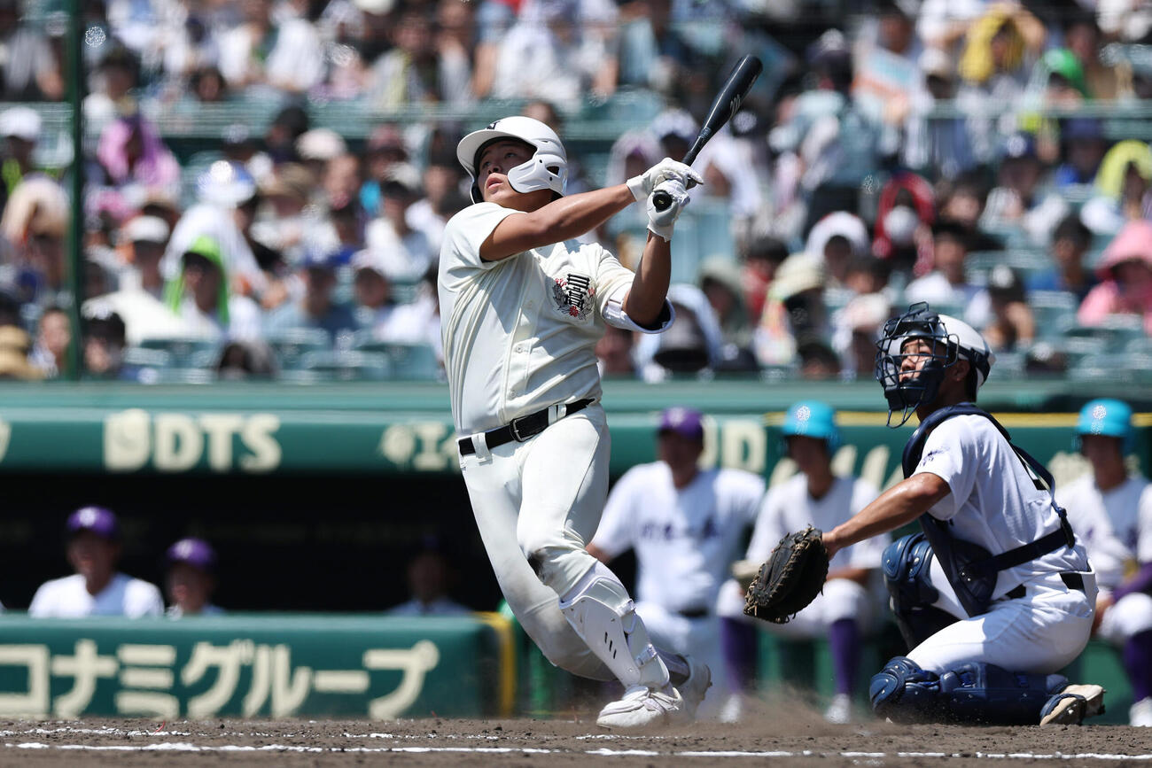 日大三対関東第一　5回表日大三2死、左越え本塁打を放つ田中諒（2025年8月撮影）