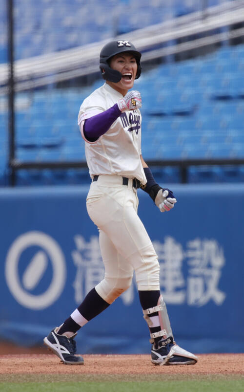 9月27日、明大対早大　明大・岡田啓吾は右前に適時打を放ちガッツポーズする