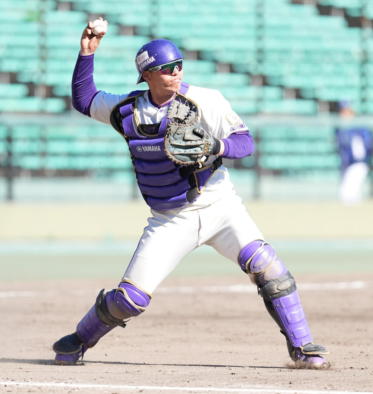2日、王子戦で打球を処理して一塁へ送球するヤマハの清水智裕