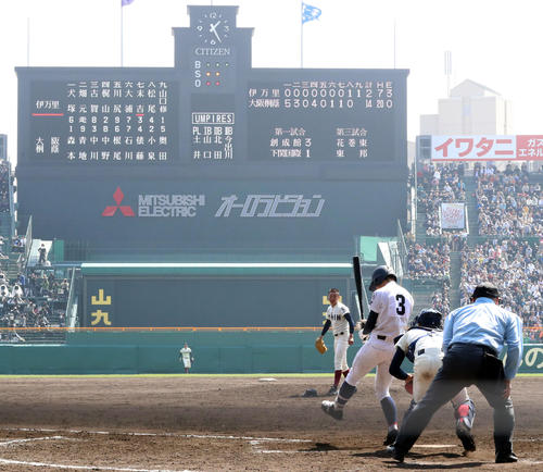 伊万里対大阪桐蔭　９回表伊万里２死満塁、末吉が空振り三振に倒れゲームセット。投手森本（撮影・田崎高広）