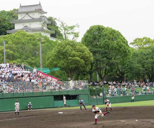 明石商対大阪桐蔭 力投する大阪桐蔭・根尾。後方は明石城(ISO記者撮影)