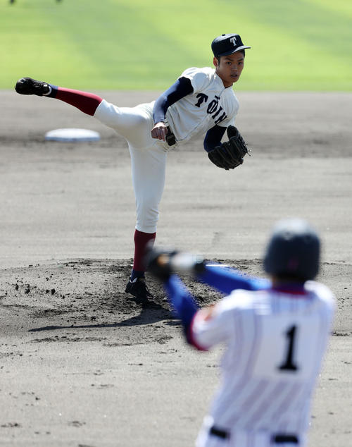 下関国際対大阪桐蔭 1回表下関国際1死二、三塁、鶴田に投げ込む大阪桐蔭先発の根尾(撮影・垰建太)