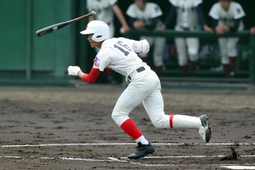 18年6月3日、春季近畿大会決勝 大阪桐蔭対智弁和歌山 1回裏智弁和歌山無死、二塁内野安打を放つ智弁和歌山・細川