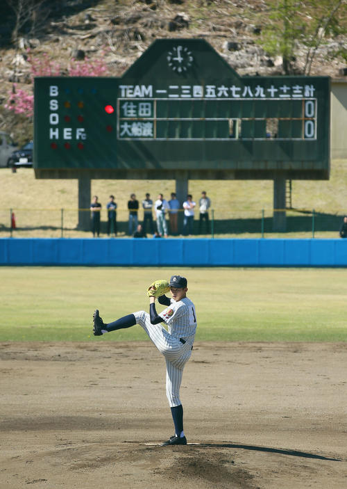 住田対大船渡　1回表住田無死、令和初戦の第1球を投球する大船渡・佐々木（撮影・足立雅史）