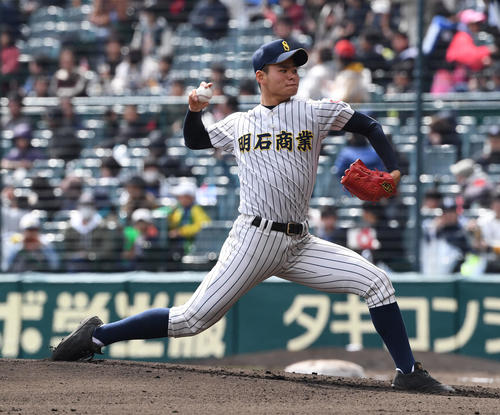 今春センバツで力投する明石商・中森俊介投手
