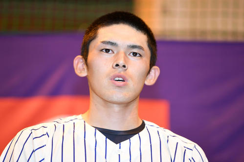 花巻東対大船渡　試合後、会見に応じる大船渡・佐々木（撮影・横山健太）