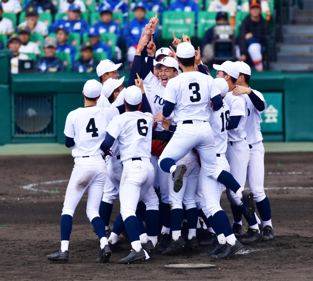 昨年のセンバツ決勝・習志野対東邦　優勝し歓喜の東邦ナイン（撮影・清水貴仁）