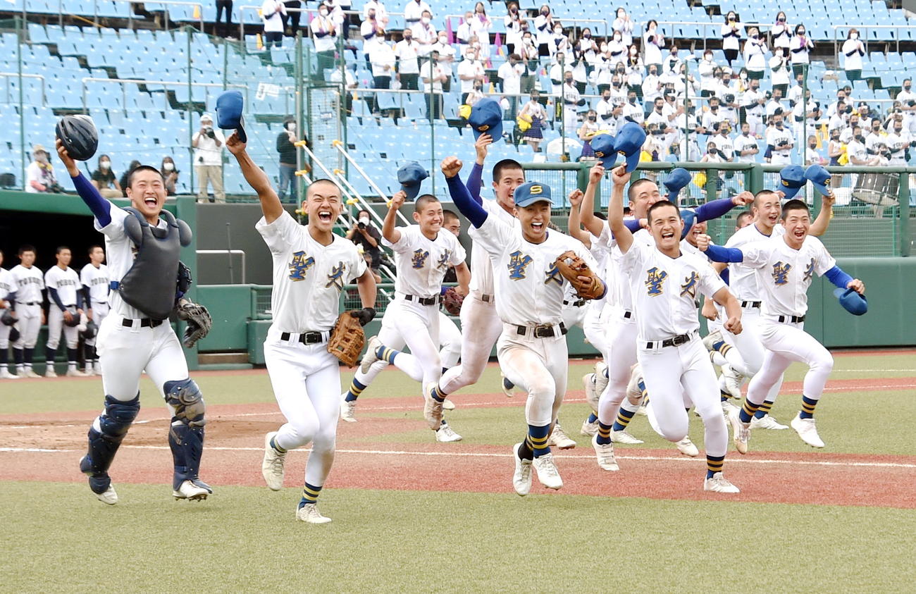 東北対聖光学院　4年ぶり4度目の優勝を果たした聖光学院ナイン（撮影・山田愛斗）
