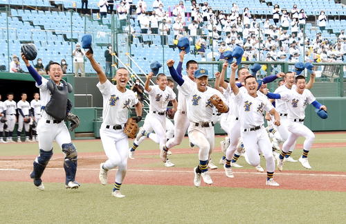 東北対聖光学院　4年ぶり4度目の優勝を果たした聖光学院ナイン（撮影・山田愛斗）