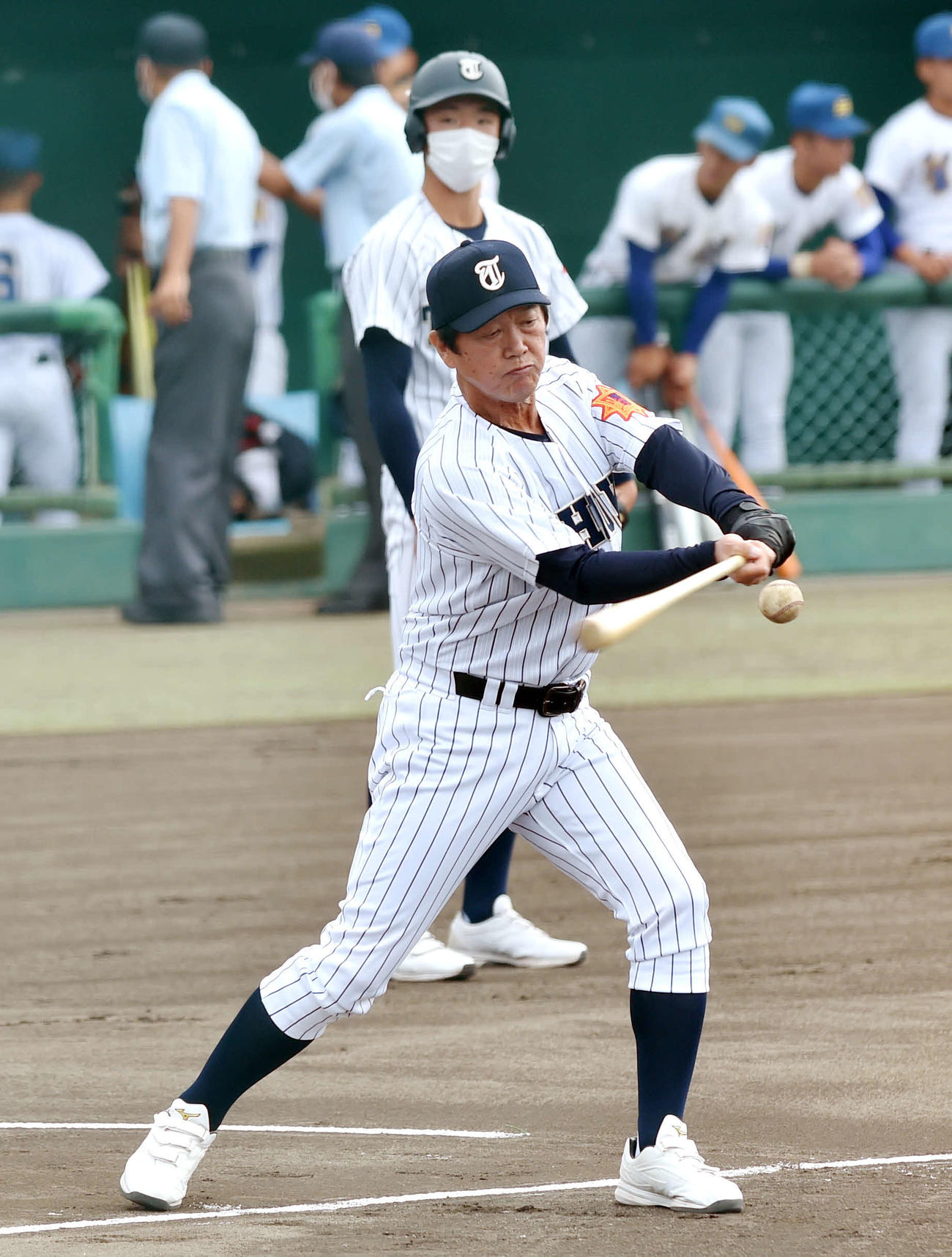 シートノックを行う東北・佐藤監督（撮影・相沢孔志）