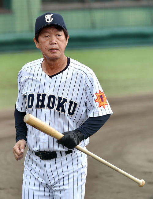 シートノックを終えてベンチに戻る東北・佐藤監督（撮影・相沢孔志）