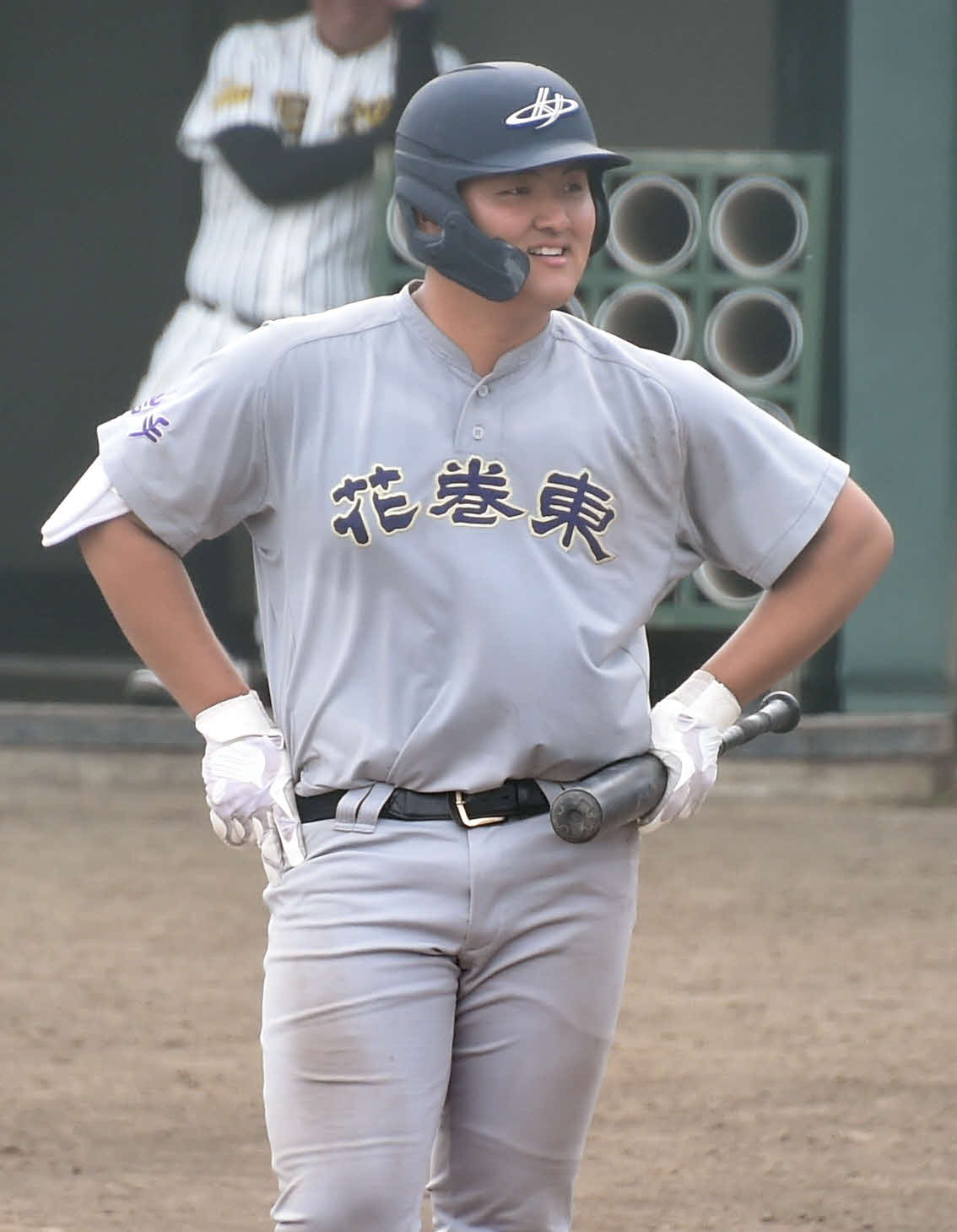 ノースアジア大明桜対花巻東　5回裏花巻東2死二、三塁、申告敬遠で苦笑いする佐々木麟（撮影・山田愛斗）