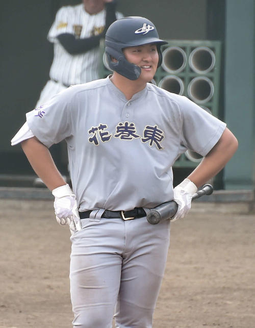 ノースアジア大明桜対花巻東 5回裏花巻東2死二、三塁、申告敬遠で苦笑いする佐々木麟(撮影・山田愛斗)