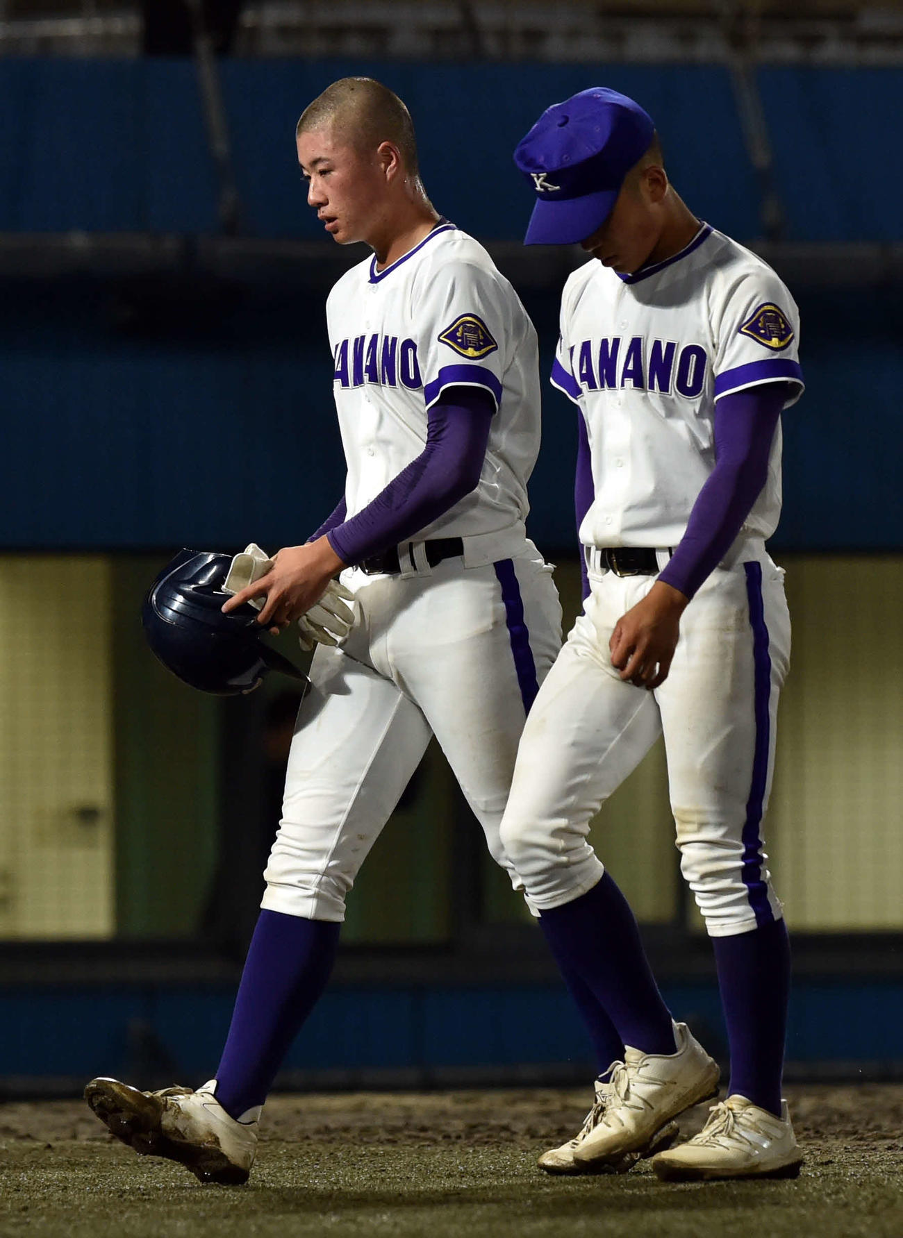 学法石川に敗れ、ベンチに引き揚げる金足農・吉田（左）