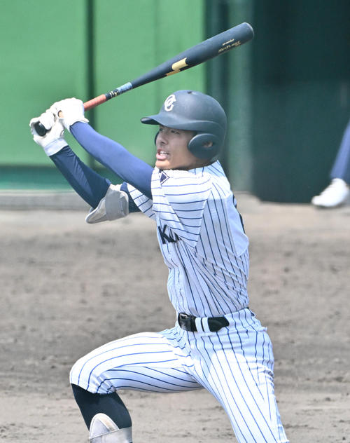大院大高対須磨翔風 3回表大院大高2死満塁、今坂幸暉は左飛を放つ(撮影・石井愛子)