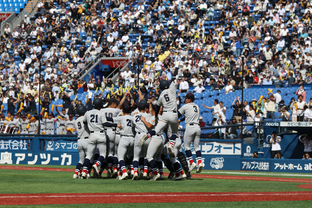 高校野球春季神奈川大会　決勝　東海大相模対横浜　公式戦25連勝となるサヨナラ勝ちを決め、歓喜する横浜の選手たち（撮影・一樹）