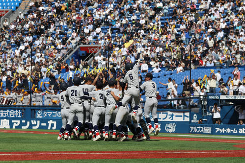高校野球春季神奈川大会　決勝　東海大相模対横浜　公式戦25連勝となるサヨナラ勝ちを決め、歓喜する横浜の選手たち（撮影・一樹）