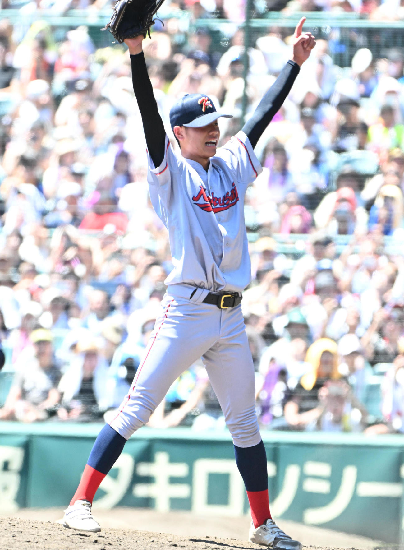 昨夏の甲子園大会、初優勝を果たし両手を挙げ喜ぶ京都国際・西村一毅（撮影・石井愛子）