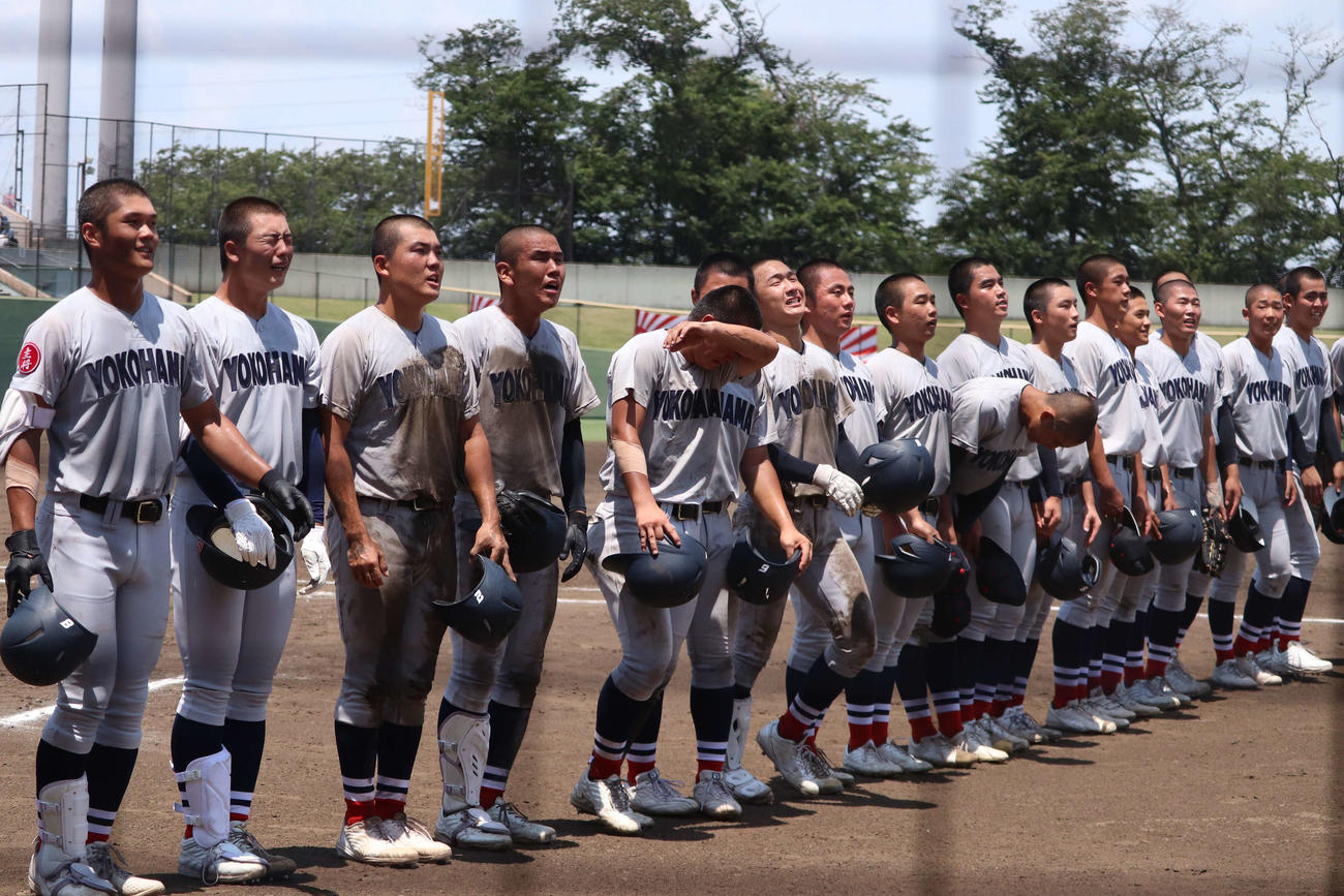 7月22日の神奈川大会準々決勝　平塚学園をサヨナラで破り、スタンドに涙であいさつをする横浜ナイン（撮影・保坂淑子）