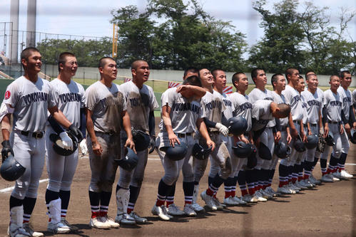 7月22日の神奈川大会準々決勝　平塚学園をサヨナラで破り、スタンドに涙であいさつをする横浜ナイン（撮影・保坂淑子）