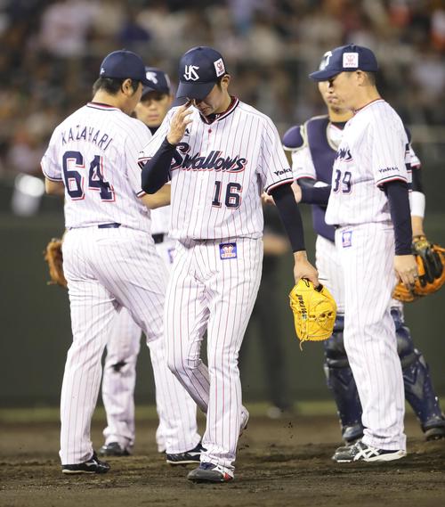 巨人戦で４回途中降板するヤクルト原（中央）（２０１８年５月１６日撮影）