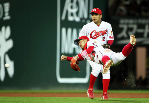 10回表ヤクルト1死満塁、山田哲人の打球を菊池涼介がファンブルし、本塁へ送球するも勝ち越しを許す(2019年4月10日撮影)