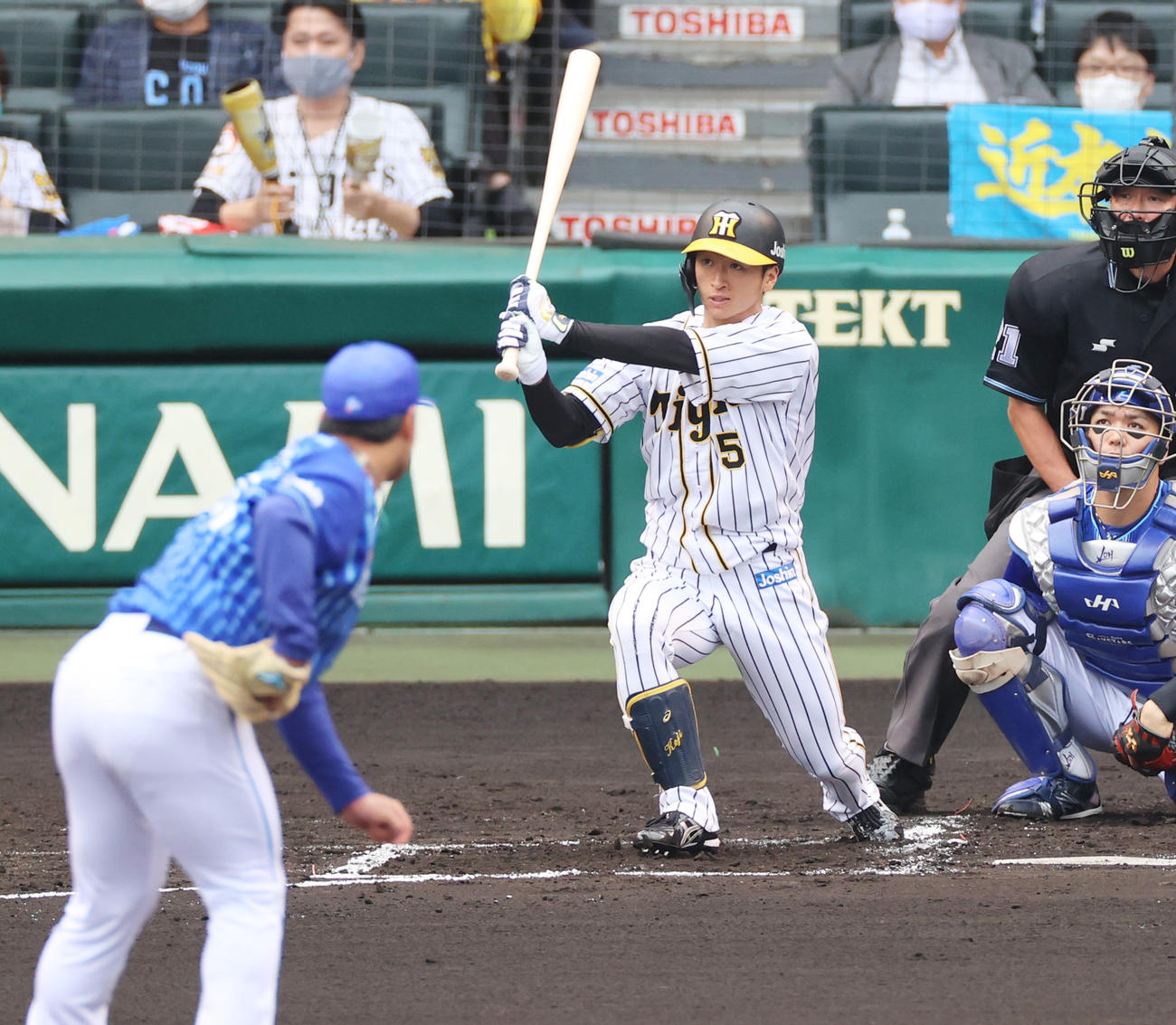 阪神対DeNA　1回裏阪神無死、右前打を放つ近本光司（撮影・清水貴仁）