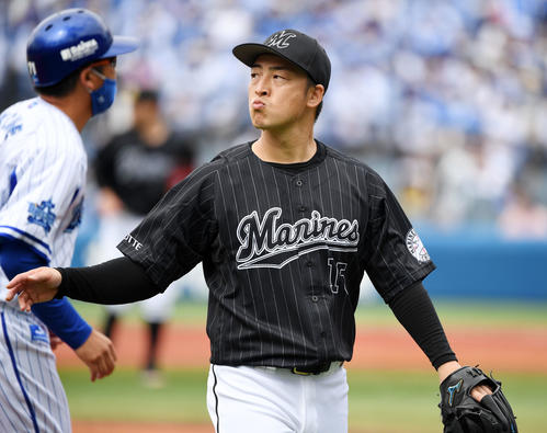 6月5日、DeNA戦で1回裏を終え悔しげな表情でベンチへ引き揚げるロッテ美馬