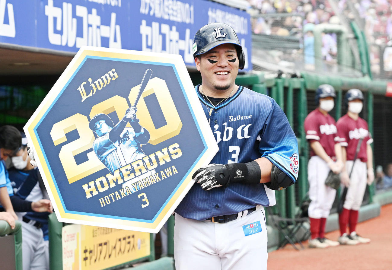 楽天対西武　4回表西武無死、通算200本塁打を放った山川は記念のパネルを手に笑顔（撮影・滝沢徹郎）