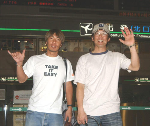 03年1月、自主トレのためハワイに出発するヤクルト古田（右）と高津