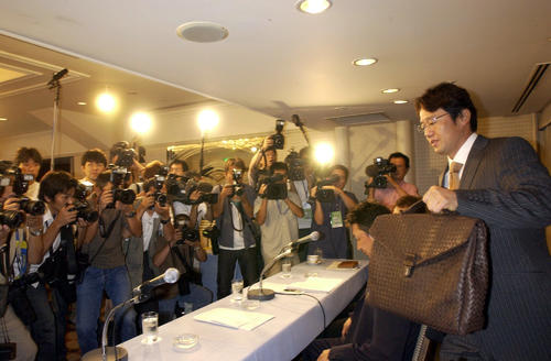 04年7月、臨時大会に出席したヤクルト古田労組プロ野球選手会会長