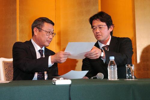 04年9月、労使交渉を終え、合意文書を取り交わすプロ野球選手会の古田会長（右）とロッテ瀬戸山球団代表