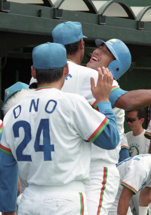 95年6月、ロッテ戦で清原（右）は先制となる12号本塁打を放ちデストラーデと抱き合う