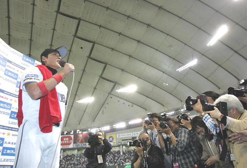 06年4月、オリックス戦でお立ち台に上がった日本ハム新庄はいきなりの引退宣言