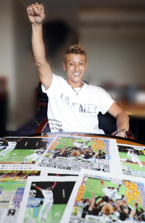 日本ハム時代の紙面を前に身ぶり手ぶりで話し始める新庄氏（撮影・浅見桂子）