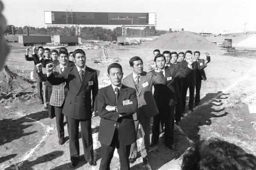 79年、工事中の西武球場を見学した根本陸夫監督（中央）らナイン