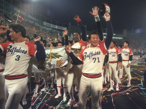 89年10月、リーグ優勝を果たし場内を1周する仰木彬監督ら近鉄ナイン