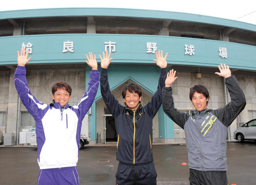 14年2月、ソフトバンクの春季キャンプ休日に母校亜大の鹿児島合宿を訪れ、姶良市野球場前で笑顔でポーズを決める左から東浜、松田宣、高田
