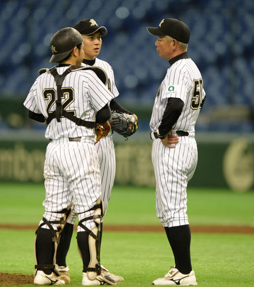 14年6月、全日本大学野球選手権の創価大－亜大戦での山崎（中央）と生田監督