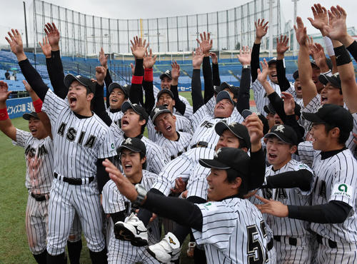 15年11月、明治神宮大会で胴上げされる亜大・生田監督