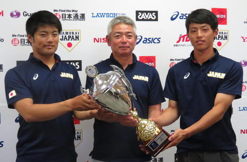 7月、優勝会見でトロフィーを手にする、左から大学日本代表の日体大・松本、亜大・生田監督、立命大・辰己主将