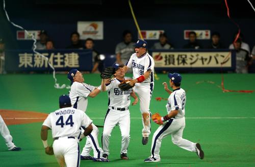 07年11月、日本シリーズで優勝し岩瀬に飛びかかる中村