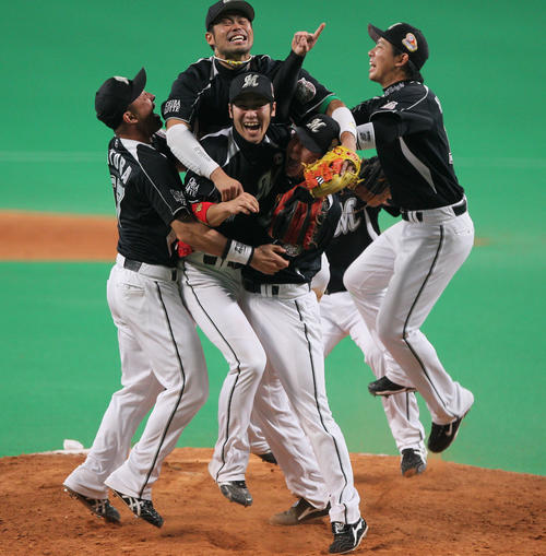 10年11月、日本シリーズを制覇し喜ぶロッテナイン