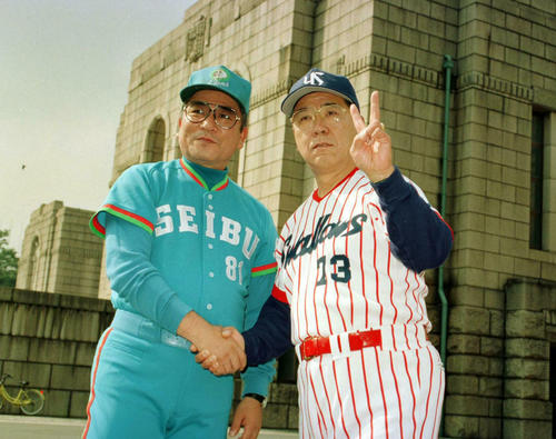92年10月、日本シリーズを翌日に控え握手をかわす西武森祇晶監督（左）とピースサインのヤクルト野村克也監督