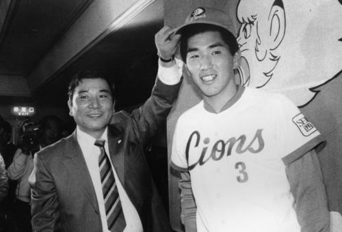 85年12月、西武入団会見で森監督（左）と記念写真に納まる清原
